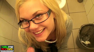 В очках фото