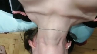 Грудастая женушка балует мужа горловым отсосом от первого лица