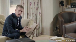 Рыжую девку ебут большим членом в рот и в письку