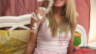Парень сливает сперму на рот молодой русской шлюхе