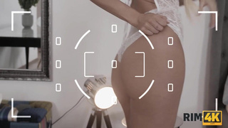 RIM4K. Young hottie gets naked for pussy-nailing without missing rimming