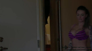 Очаровательная шлюха делает глубокий минет за деньги