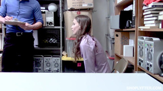 Директор жестко ебет в рот и в пизду продавщицу с недостачей
