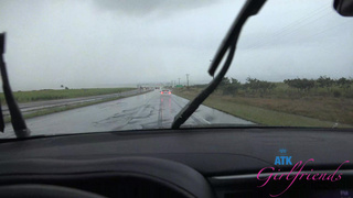 Молодая брюнетка дрочит ногами хуй ебаря и не стыдится камеры