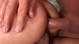 Молодая брюнетка делает минет в групповом порно