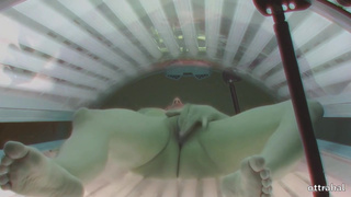 Мастурбация девки в солярии на скрытую камеру