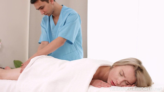 Сексуальная блондиночка дает массировать и трахать свою нежную киску массажисту