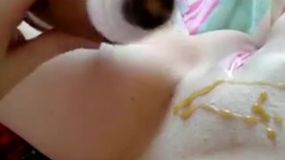 Молодая студентка страстно ласкает своё тело на камеру