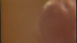 В ретро ролике милфа сочно насасывает писюн и скачет на хую верхом