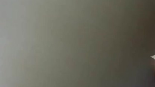 Парни жахают зрелую шлюху на заднем сидении автомобиля