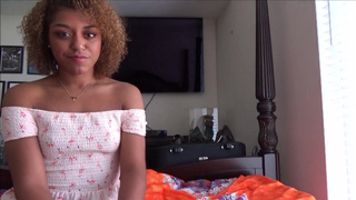 Темнокожая дочка глубоко сосет хер отцу и принимает его в пизду