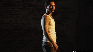 Перед сексом со своим парнем, красотка берет в рот у группы мужиков