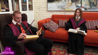 Ну нахуй эту магию! Гермиона отсосала член Гарри Поттеру, заебавшись учиться