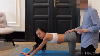 Худая девка старательно сосет член и первый раз трахается на камеру