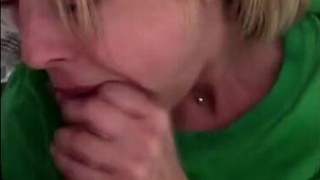 Любовник дает в ротик замужней блондинке большой хуец