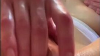 Озорная русская телка в масле дрочит пизду сидя на стуле