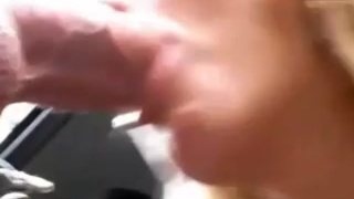 Блондинка в машине мужу член сосет