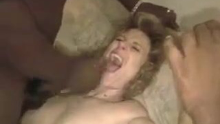 Кудрявая блондинка с идеальным телом с двойным проникновением в любительском видео