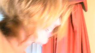 Жена мастурбирует дома и дает мужу перед камерой