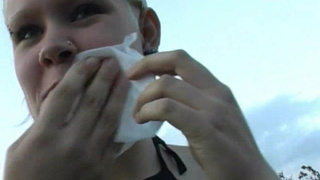 Шлюха сосет хуй клиента на природе