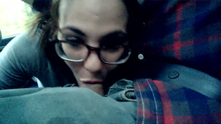 Сестра сосет брату за рулем, чтобы он не скучал без девушки