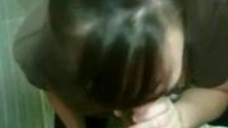 Мама глубоко заглатывает большой черный член и глотает сперму в торговом центре