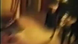 Милфа с короткой стрижкой расслабляется в гостиничном номере с черным любовником