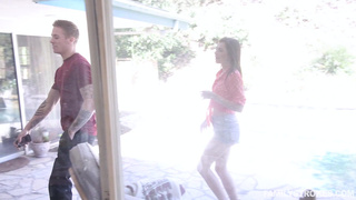 Американка лижет член ухажеру и жаждет перепихнуться