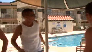 Стройную телку ебут сразу два взрослых мужика на постели