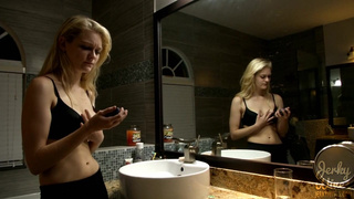 Ненасытная блондинка глотает сперму своего соседа