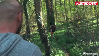 Увидел в парке мастурбирующую телочку, отвел домой и помог ей кончить