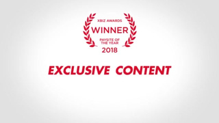 Стройная парочка молодожёнов сношаются дома в гостиной до оргазма