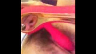 Мастурбация волосатой пизды