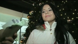 Молодая брюнетка стоя на коленях делает глубокий минет пикаперу