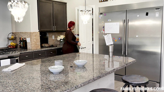 Отец жестко ебет влагалище родной дочери втайне от ее мамки