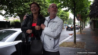 Молодой девушке засадил в попу стоячий член