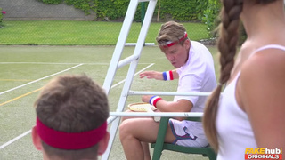 Групповой секс в сауне с худой брюнеткой