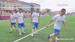 Ебля зрелой бабы в два хуя