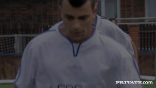 Ебля зрелой бабы в два хуя