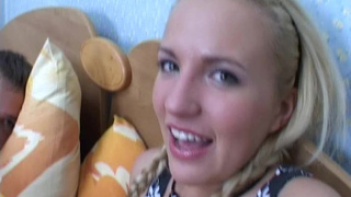 Опытный любовник кончает молодой девке на живот