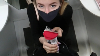 Заставила меня кончить в новый носок и положила его обратно на полку