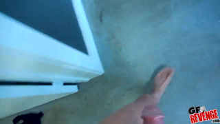 Блондинка отсосала член парню и хорошенько трахнулась на кровати