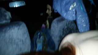 Рыжая девушка наклонилась и сделала минет своему другу на камеру