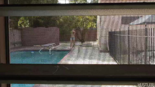 Красивая телка отсосала член за купание в бассейне