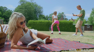 Стройная девка делает глубокий минет любимому на улице