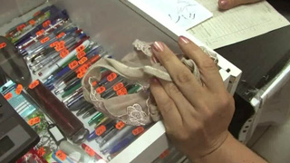 Рыжая взрослая продавщица ебется с пьяным покупателем в магазине