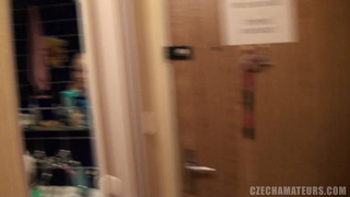 Чешская блондинка сосет большой член и дает трахать бритую писю