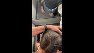 Похотливая девка делает лысому парню минет в примерочной