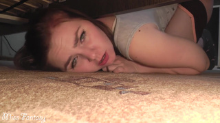 Русская пышка застряла под кроватью и её оттрахали рачком