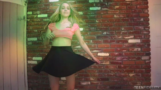 Папаша извращенец залез в трусы к дочери